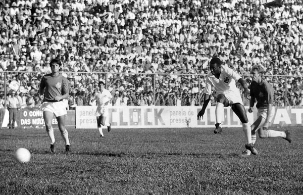 Pelé finaliza observado pelo zagueiro John Paul, à direita, durante o jogo entre América-SP e Santos. Foto enviada por Flávio Adauto