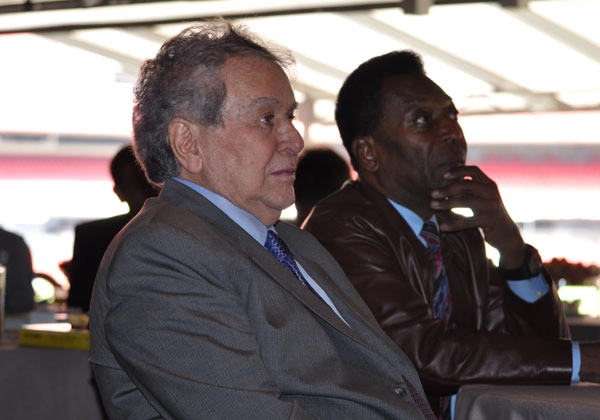 Juvenal Juvêncio e Pelé ouvem o discurso do ministro Aldo Rebelo, do Esporte, antes do almoço dos campeões mundiais de futebol em 25 de abril de 2013, no Espaço Unyco, no Estádio do Morumbi. Foto: Marcos Júnior/Portal TT