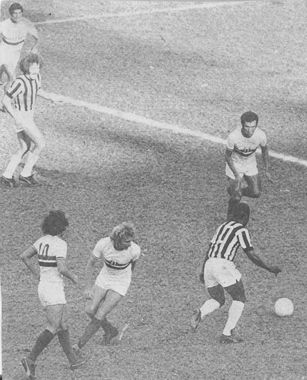 Enquanto Pelé parte para cima da zaga do Botafogo-SP, John Paul, o cabeludo logo atrás do Rei, acabou de ser driblado. Foto enviada por Flávio Adauto