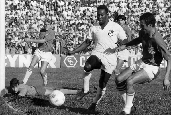 Pelé causou transtornos na zaga do América de São José do Rio Preto. Acima do goleiro Raul Marcel, o bom zagueiro John Paul observa o camisa dez do Peixe, que é seguido por Adelson. Foto enviada por Flávio Adauto