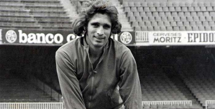  Marinho Peres, ex-zagueiro da seleção na Copa de 74 e do Barcelona, posando no Nou Camp, na capital da Catalunha. Em 2013, técnico sem clube. rédito da foto: Arquivo Pessoal, via Portal UOL. 