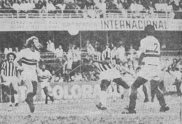 Cabeludo e agora vestindo a camisa do Botafogo-SP, John Paul tenta interceptar Pelé. Ao fundo, no canto esquerdo de bigode, está Brecha. Foto enviada por Flávio Adauto