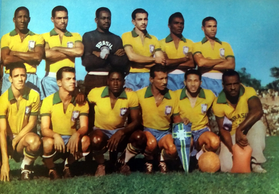 Seleção brasileira que venceu o Paraguai, por 5 a 2, em 17 de junho de 1956. Em pé: Djalma Santos, Edson, Veludo, Formiga, Zózimo e Hélio. Agachados: Canário, Romeiro, Leonidas da Selva, Zizinho e Ferreira. A foto é da Revista Manchete Esportiva, 32, de 1956