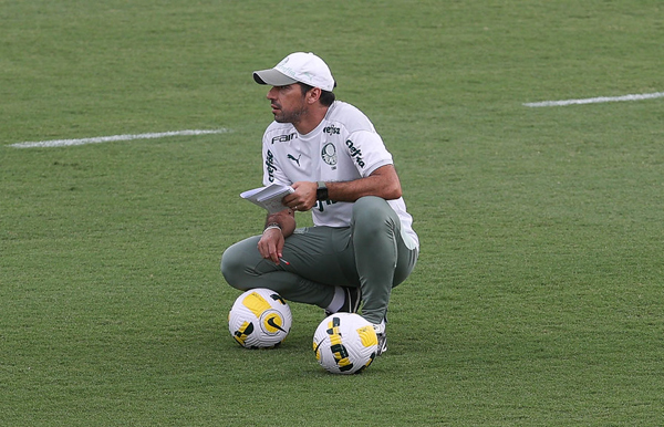 Abel Ferreira durante treino do Verdão no CT da Barra Funda. Foto: Cesar Greco/Palmeiras
