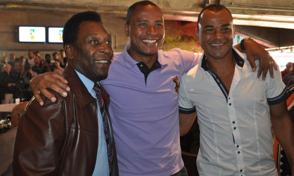 Pelé, Paulo Sérgio e Cafu Cafu no almoço dos campeões mundiais de futebol em 25 de abril de 2013, no Espaço Unyco, no Estádio do Morumbi. Atrás estão Zito e Pepe. Foto: Marcos Júnior/Portal TT