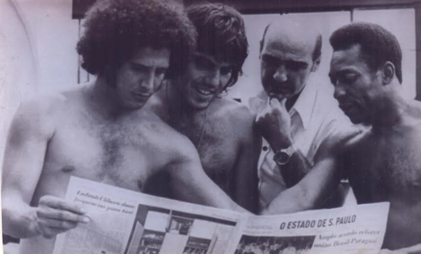 Da esquerda para a direta: Miguel, Mazaropi, Mário Travaglini e Pelé. Foto: Reproduão/Estadão - enviada pelo internauta Emílio Duva 