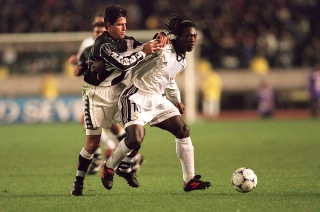 Ramon Menezes tenta parar o holandês Clarence Seedorf. Foto: Reprodução