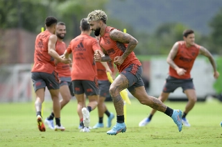 Gabigol, em primeiro plano, durante treino no Ninho do Urubu. Foto: Marcelo Cortes/Flamengo