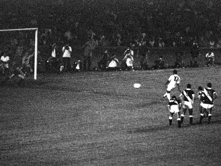 Para muitos, é uma pena que um gênio acostumado a marcar gols das mais diferentes formas tenha feito seu mais famoso gol de uma maneira “fácil”: pênalti! 
