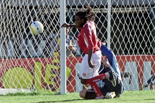 Jogador do Colorado foi derrubado por Fábio Costa. Foto: Keiny Andrade/Folha Imagem