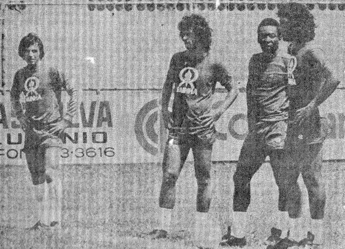 Da esquerda para a direita, Nilton Batata, Nélson Borges, Pelé e jogador não identificado. Foto enviada por Luís Carlos Ferreira