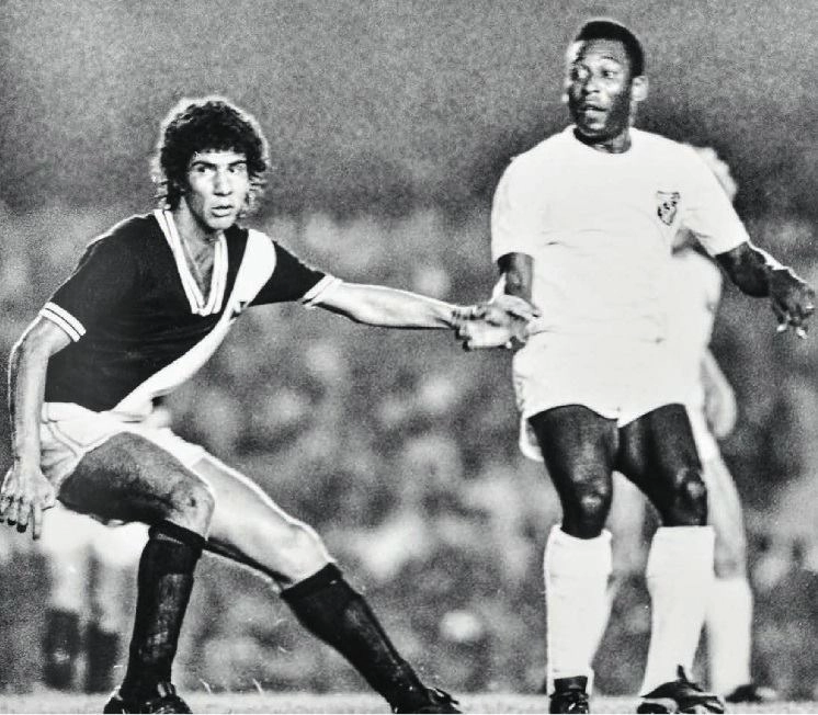 Vasco e Santos no Maracanã nos anos 70. Joel Santana tenta para Pelé. Foto: ASSOPHIS (Associação dos Pesquisadores e Historiadores do Santos F.C) 