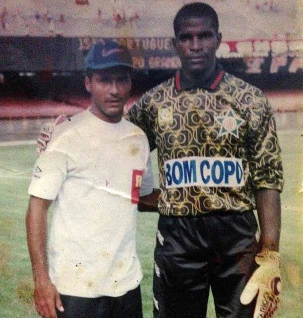 Romário e o goleiro Max em 1995, no Maracanã. Max, então goleiro da Portuguesa-RJ (que enfrentou o Campo Grande na preliminar), posou ao lado de Romário, que fez o jogo de fundo, pelo Flamengo. Foto: arquivo pessoal de Max