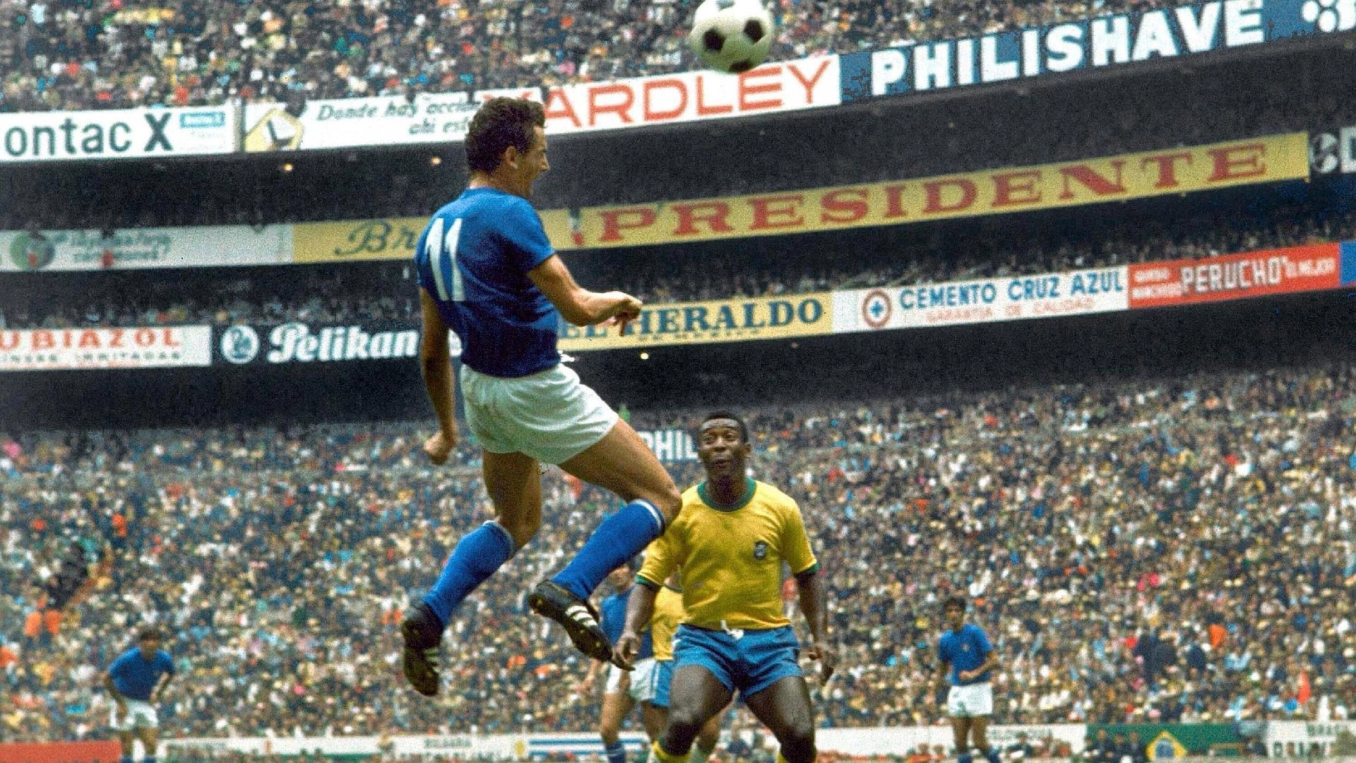 Em 21 de junho de 1970, decisão da Copa do México, no Estádio Azteca. Gigi Riva sobe para cabecear observado por Pelé. Foto: Reprodução