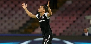 Adriano acerta permanência no Besiktas e frustra Santos e Grêmio
