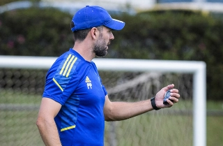 Paulo Pezzolano, técnico da equipe mineira durante treino. Foto: Gustavo Aleixo/Cruzeiro