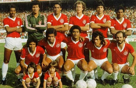 Foto do Internacional, campeão brasileiro de 1979. Em pé: João Carlos, Benitez, Mauro Pastor, Falcão e Claudio Mineiro. Agachados: Valdomiro, Jair, Bira, Batista e Mário Sérgio.J