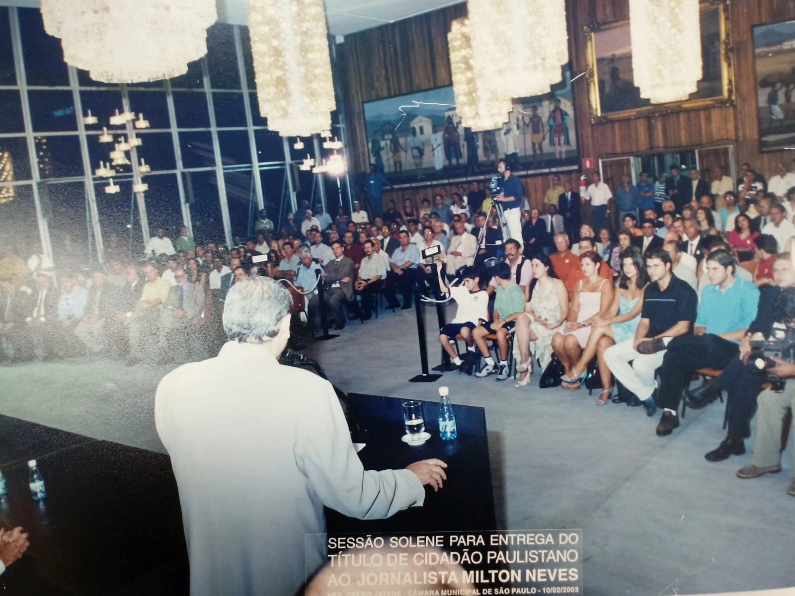Discursando na noite de 10 de fevereiro de 2003, em cerimônia realizada na Câmara Municipal de São Paulo, quando lhe foi outorgado o Título de Cidadão Paulistano. Entre os presentes, sentados na primeira fileira, a saudosa esposa Lenice e os três filhos: Rafael, Netto Neves e Fábio