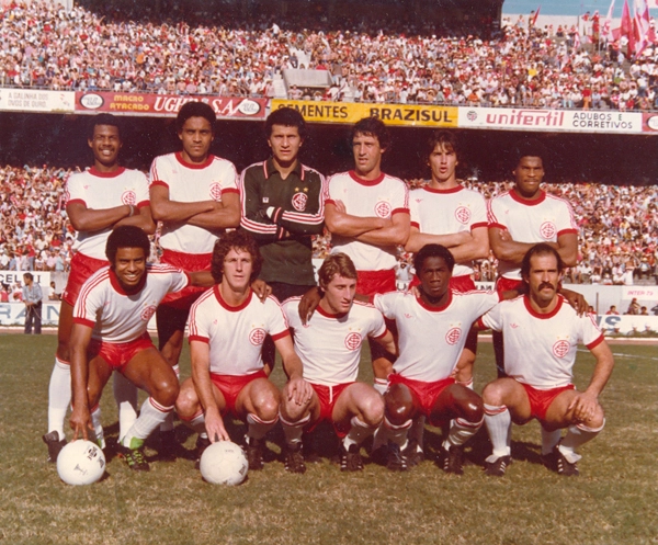 Em 1980, no Internacional. Em pé: João Carlos, Mauro Pastor, Benitez, Larry, Tonho e Cláudio Mineiro. Agachados: Jair, Adilson, Mário, Borracha e Mário Sérgio
