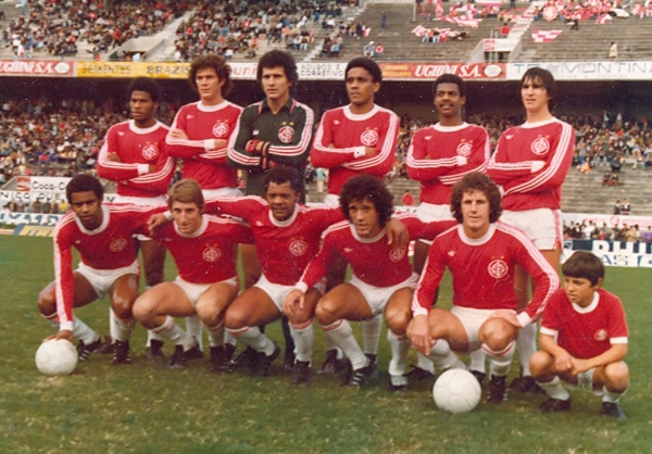 Era uma tarde fria em Porto Alegre e o Colorado entrou em campo com suas belíssimas camisas de mangas longas. Em pé: Cláudio Mineiro, Beliato, Benitez, Mauro Pastor, João Carlos e Tonho. Agachados: Jair, Mário, Claudiomiro, Batista e Adílson