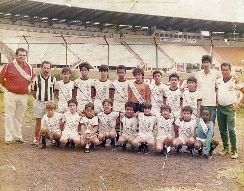 Escolinha de futebol do Comercial de Ribeirão Preto, campeão mirim da cidade em 1987. Da esquerda para a direita, em pé: Tomires (ex-goleiro e secretário do conselho do Comercial), José Carlos (diretor), Paulinho, Junior, Tamer, Guido, Jefferson, Renato, Marcelinho, L. César, Sandrinho (técnico) e Pedro Cardeli (técnico). Agachados: Zé Carlos, Wilson, Serginho, Léo, Neizinho, Andrei, Gláicon, Merlon e Oscarzinho. Foto: Arquivo pessoal Tomires