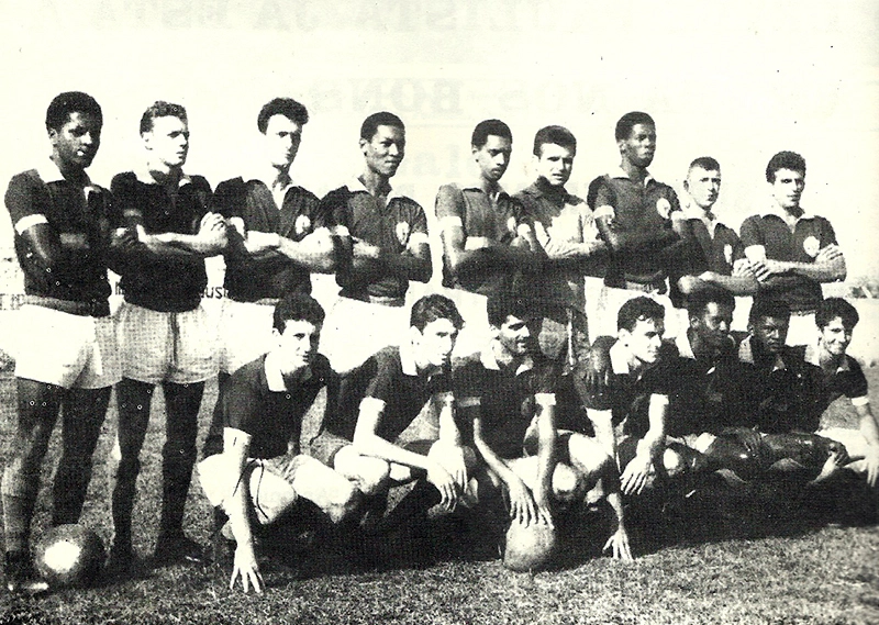 Comercial, em 1946. Da esquerda para a direita, em pé: Ari, Moia, Moreto, Mascaro, Alfinete, Tomires e três jogadores não identificados. Agachados: Capelosa, Miro, Dito Galante, Giba, Poti e dois jogadores não identificados. Foto: Arquivo pessoal Tomires