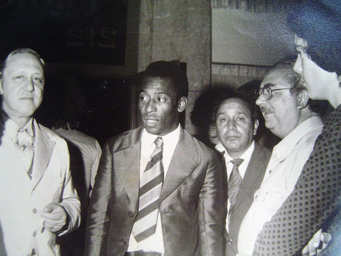 Pelé no Hotel Normandy de Belo Horizonte, sendo observado por diretores do Santos e por Jofre Borges, o último da esquerda para a direita. Foto enviada por Jofre Borges