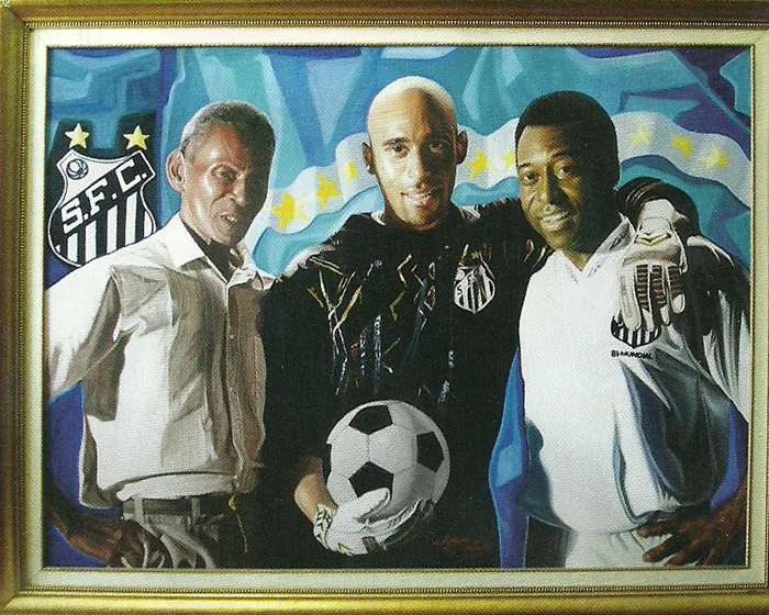 Da esquerda para a direita, Dondinho, Edinho e Pelé. Quadro com a foto do avô ao neto saiu na Revista Placar do mês de junho de 2013. Imagem: Placar