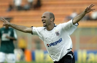 Delírio do meia ao marcar contra o Goiás no Pacaembu. Foto: Divulgação