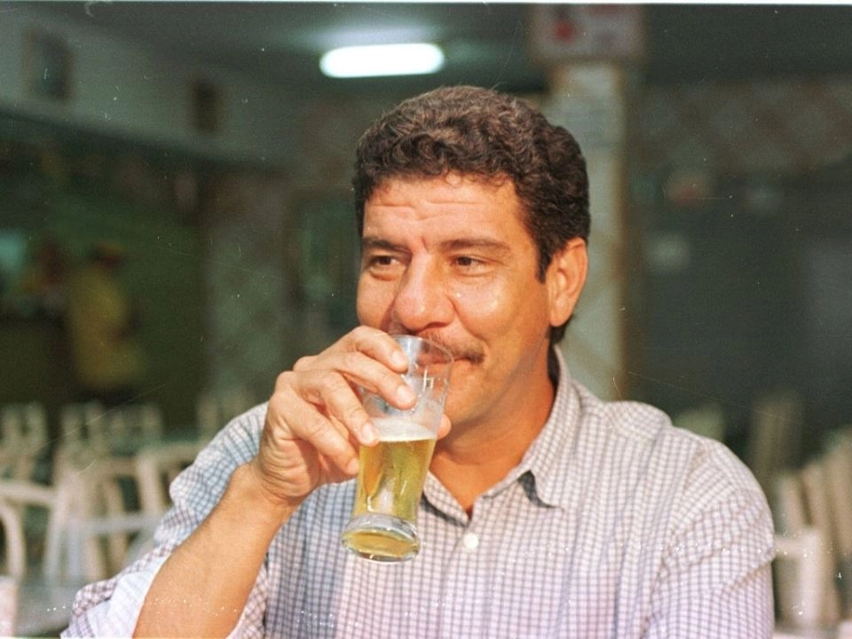 Joel tomando um chopp gelado em bar no Rio de Janeiro em 1995. Foto: UOL 