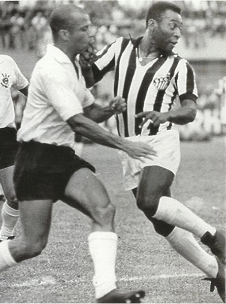 Campeonato Paulista, em 11 de abril de 1971, na Vila Belmiro. O Corinthians goleou o Santos por 4 a 2, dois gols de Mirandinha, um de Rivellino e outro de Samarone. Ferretti e Pelé descontaram para o Santos. Na foto, o lateral-esquerdo Pedrinho marca Pelé. Notem que o Rei está com a mão direita fechada no queixo de Pedrinho. Foto enviada por Emílio A. Duva