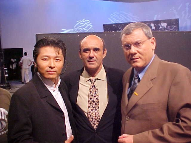 Mágico Issao Imamura, o ex-goleiro Waldir Peres e o jornalista Milton Neves, em 14 de agosto de 2002, no estúdios do programa Terceiro Tempo, da Rede Record. Foto: arquivo pessoal