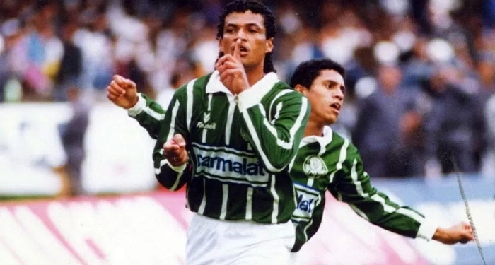 Tonhão e Roberto Carlos comemoram gol do Palmeiras na final do Paulista de 93. Crédito da foto: Fernando Santos/Folhapress, via POrtal UOL.