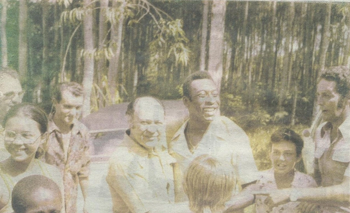 Ao visitar Bauru, em 1975, Pelé foi recepcionado na Chácara Odete, na qual ele aparece ao lado de Odorante Tavano. O último à direita é Brisolla, que foi seu companheiro no Baquinho. Foto: Bauru Ilustrado