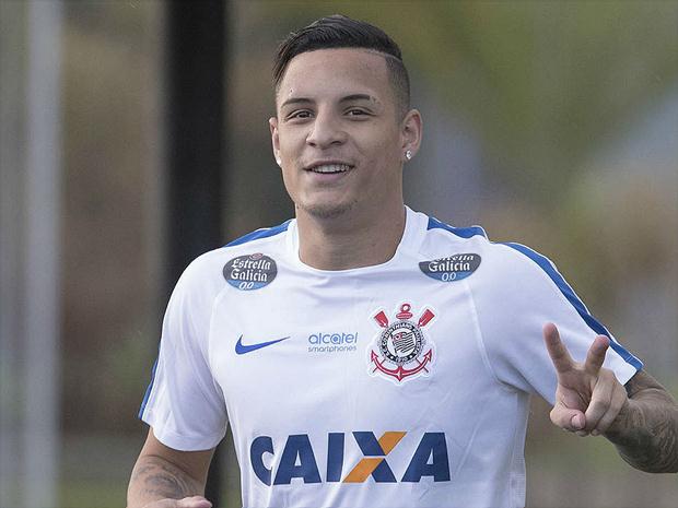 Lateral exalta Santos invicto e faz coro por fico de Robinho