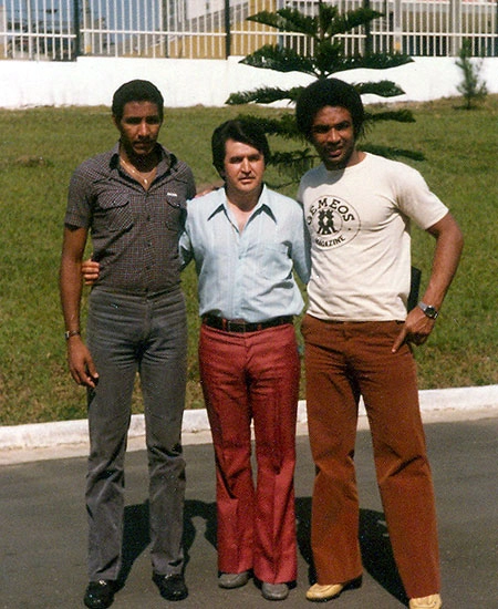 Mauro (esq), um f&atilde; e Gerald&atilde;o (dir), em 1979, em frente ao Parque S&atilde;o Jorge.
