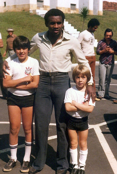 Ca&ccedil;apava, em 1979, em frente ao Parque S&atilde;o Jorge, posa para foto ao lado de dois pequenos torcedores. Ao fundo, &agrave; direita, veja o centroavante Gerald&atilde;o e o jornalista Juarez Soares.
