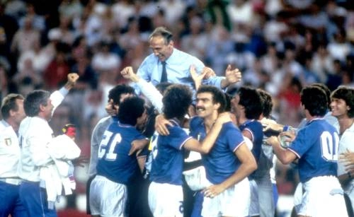 Jogadores italianos erguem o treinador após o apito final, na decisão da Copa de 1982, na Espanha. Foto: iG/AFP