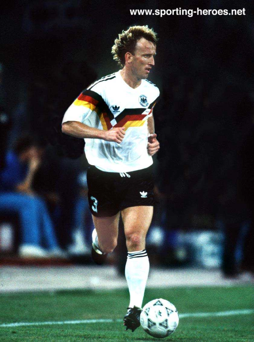 Brehme jogando pela Seleção Alemã