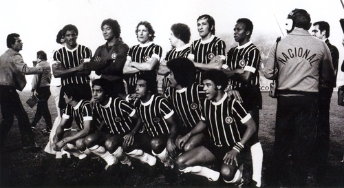 A foto acima foi tirada no hist&oacute;rico dia 13 de outubro de 1977, quando o Corinthians venceu a Ponte Preta e conquistou o t&iacute;tulo paulista depois de mais de 22 anos de jejum. Os her&oacute;is corintianos aqui postados ficaram marcados para sempre, e at&eacute; hoje s&atilde;o vistos como s&iacute;mbolos de amor e hero&iacute;smo. Em p&eacute; vemos Z&eacute; Maria, Tobias, Mois&eacute;s, Ru&ccedil;o, Ademir e Wladimir; agachados est&atilde;o Vaguinho, Bas&iacute;lio, Gerald&atilde;o, Luciano e Romeu
