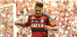 Júlio César, que também é amado pela torcida do Mengão, pensa diferente