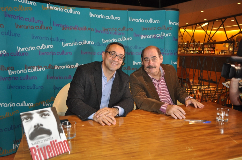 Maurício Noriega e Rivellino na noite de 28 de agosto de 2015, lançamento do livro `Rivellino´, de Noriega, na Livraria Cultura do Conjunto Nacional, em São Paulo. Foto: Marcos Júnior/Portal TT