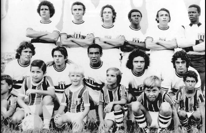 Em p&eacute;: Nelsi (ex-Santos e Cosmos), Manoel, J&uacute;lio Amaral, Roberto, Eraldo e M&atilde;o-de-On&ccedil;a. Agachados: Afr&acirc;nio, Paraguai, Geraldo, Alexandre Bueno e Varlei