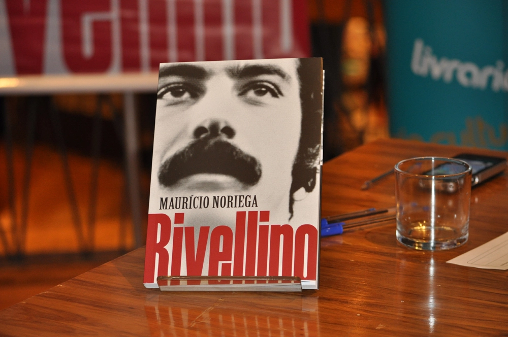 O livro sobre Rivellino, de Maurício Noriega. Foto: Marcos Júnior/Portal TT