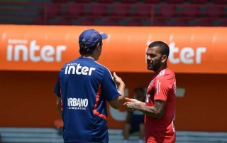 Fernando Diniz conversa com Dani Alves durante treino no CT. Foto: Érico Leonan/saopaulofc.net