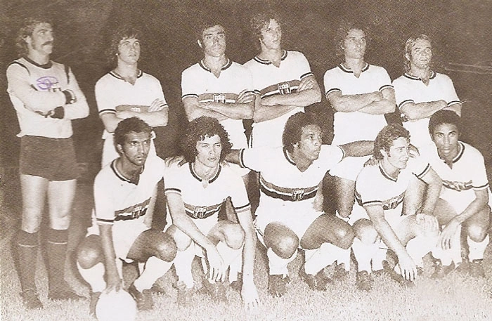 Nos anos 70, o Botinha formou belos times. Neste, o primeiro &eacute; o goleiro Walter Tambau. O terceiro &eacute; Manoel, depois temos Paul&atilde;o e J&uacute;lio Amaral. Agachados: Jo&atilde;o Carlos Motoca, S&oacute;crates, Gerald&atilde;o, Cunha e Carlos Roberto