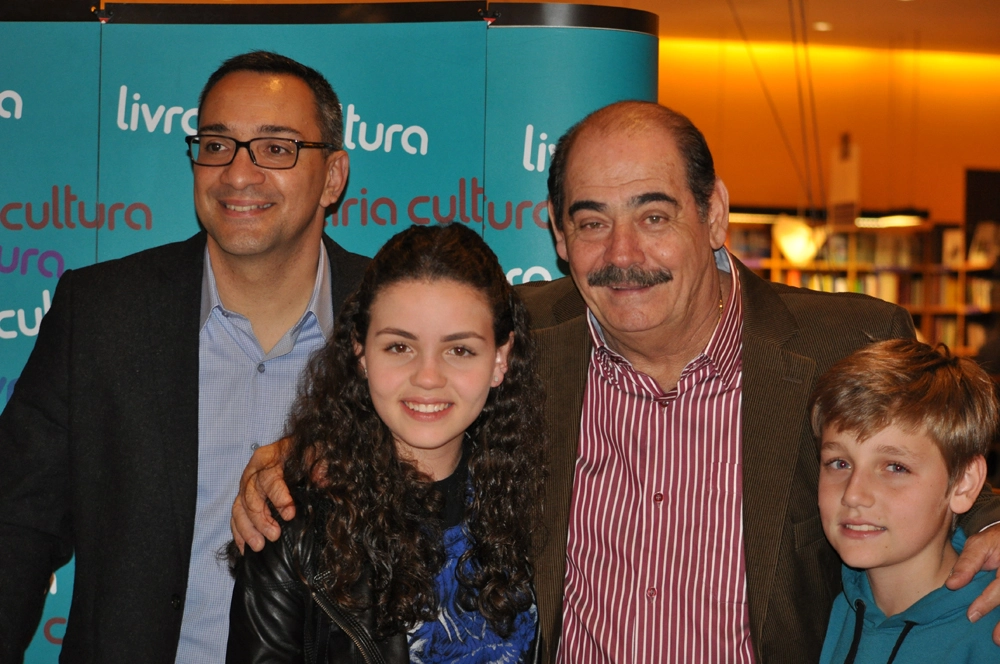 Maurício Noriega e Rivellino com netos na noite de 28 de agosto de 2015, lançamento do livro `Rivellino´, de Noriega, na Livraria Cultura do Conjunto Nacional, em São Paulo. Foto: Marcos Júnior/Portal TT