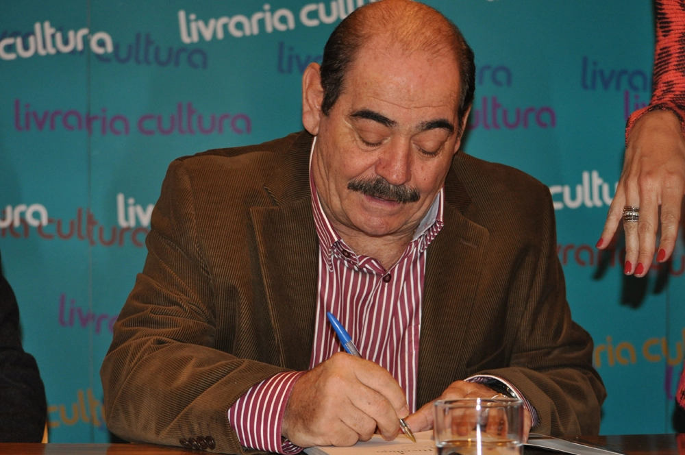 Canhoto no no pé mas destro na hora de autografar... Na noite de 28 de agosto de 2015, lançamento do livro `Rivellino´, de Maurício Noriega, na Livraria Cultura do Conjunto Nacional, em São Paulo. Foto: Marcos Júnior/Portal TT