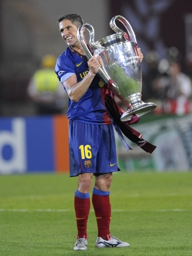 Sylvinho levanta a taça da Liga dos Campeões da UEFA, título conquistado em 2006. Foto: iG/AFP