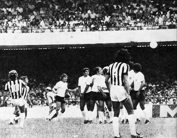 Na sequ&ecirc;ncia: Ailton Lira (o n&uacute;mero 10), Reinaldo, Mois&eacute;s, Vaguinho, Ademir Gon&ccedil;alves, Ro&ccedil;o (encoberto), L&eacute;o (o n&uacute;mero 4), Bas&iacute;lio (encoberto) e Gerald&atilde;o. Foto enviada por Walter Roberto Peres da Revista Placar/Jos&eacute; Pinto